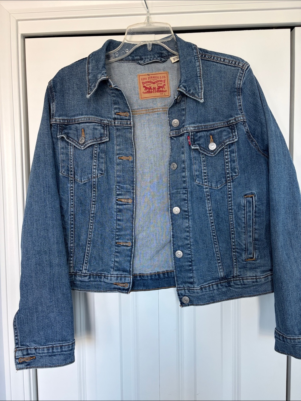 Women’s Levi's Classic Large Blue Denim Trucker Jacket. Like New